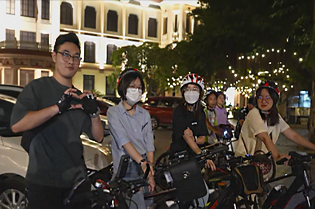 a-mesmerizing-hanoi-through-a-night-bike-tour-experience