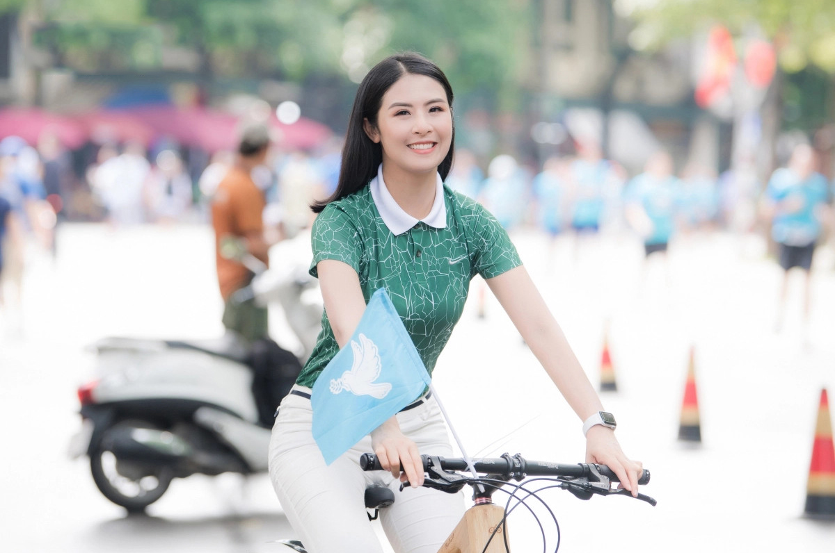The leisurely atmosphere of cycling in Hanoi, particularly focusing on the flower-carrying bicycles along Thuy Khue – Mai Xuan Thuong streets. These bicycles contribute to a unique characteristic of the city with their vibrant colors and serene presence, alleviating the fatigue of street vendors and fostering a sense of harmony and freshness in the neighborhood.