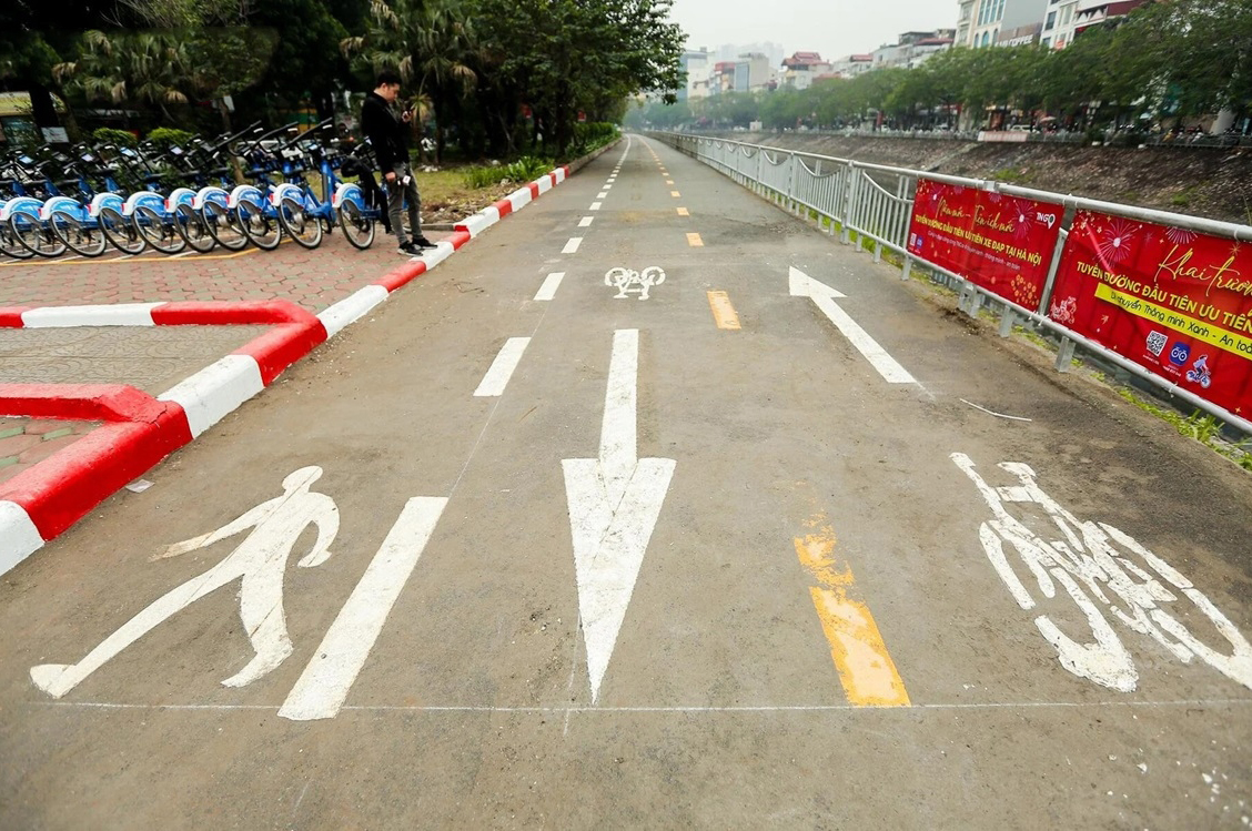 living-slowly-by-bicycle-in-hanoi