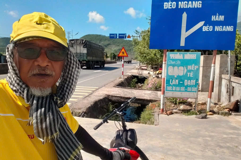 60-year-old man cycling from Hanoi to Ho Chi Minh City: "You have to reach the finish line with your strength"