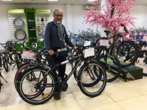 60-year-old man cycling from Hanoi to Ho Chi Minh City: "You have to reach the finish line with your strength"