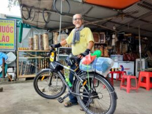 60-year-old man cycling from Hanoi to Ho Chi Minh City: "You have to reach the finish line with your strength"