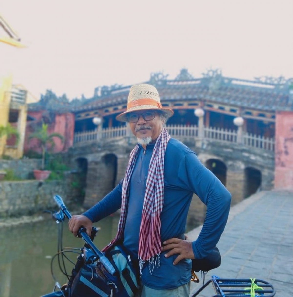 60-year-old man cycling from Hanoi to Ho Chi Minh City: "You have to reach the finish line with your strength"