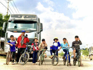 The little friends he met on the journey (Photo: Trong Danh)