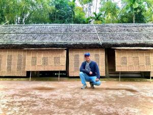 Arriving in Nghe An, the young man did not forget to visit Uncle Ho's hometown - the leader of Vietnam (Photo: Trong Danh).