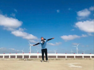 Relaxing on the wind power field in Bac Lieu (Photo: Trong Danh)