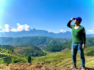 The beauty of the Northwest mountains and forests makes the young man not want to leave (Photo: Trong Danh)