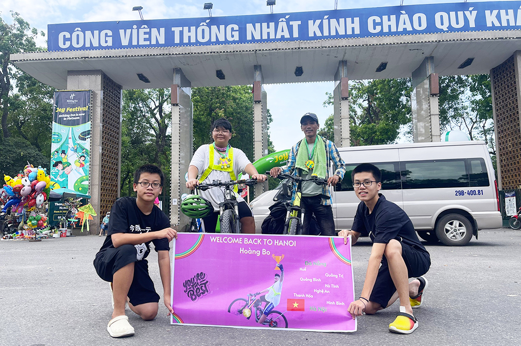 15-Year-Old Boy Cycles 800km from Da Nang to Hanoi