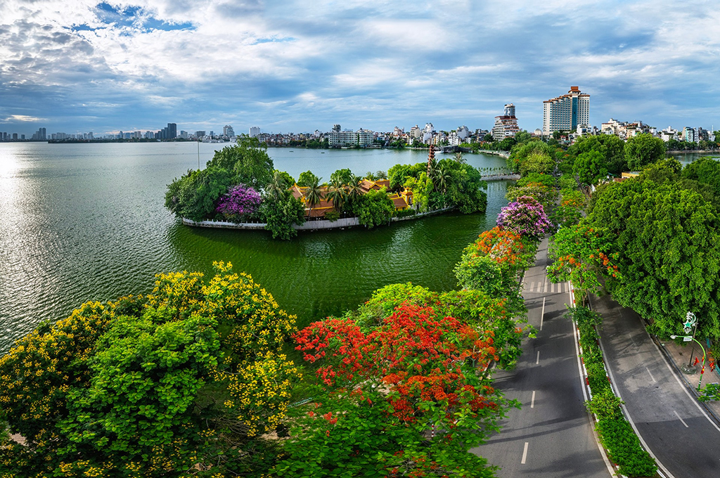 Experience the chill with a scenic cycling around West Lake in Hanoi 2025