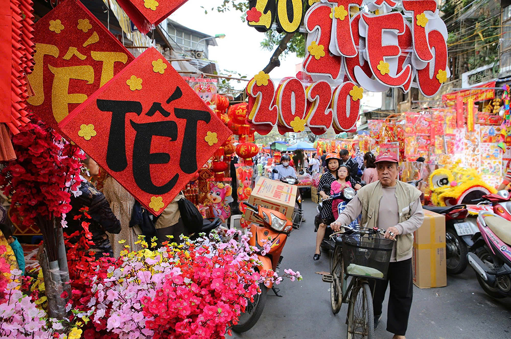 Hanoi Welcomes 1 Million Tourists During Tet, Kicking Off Spring Festival Season