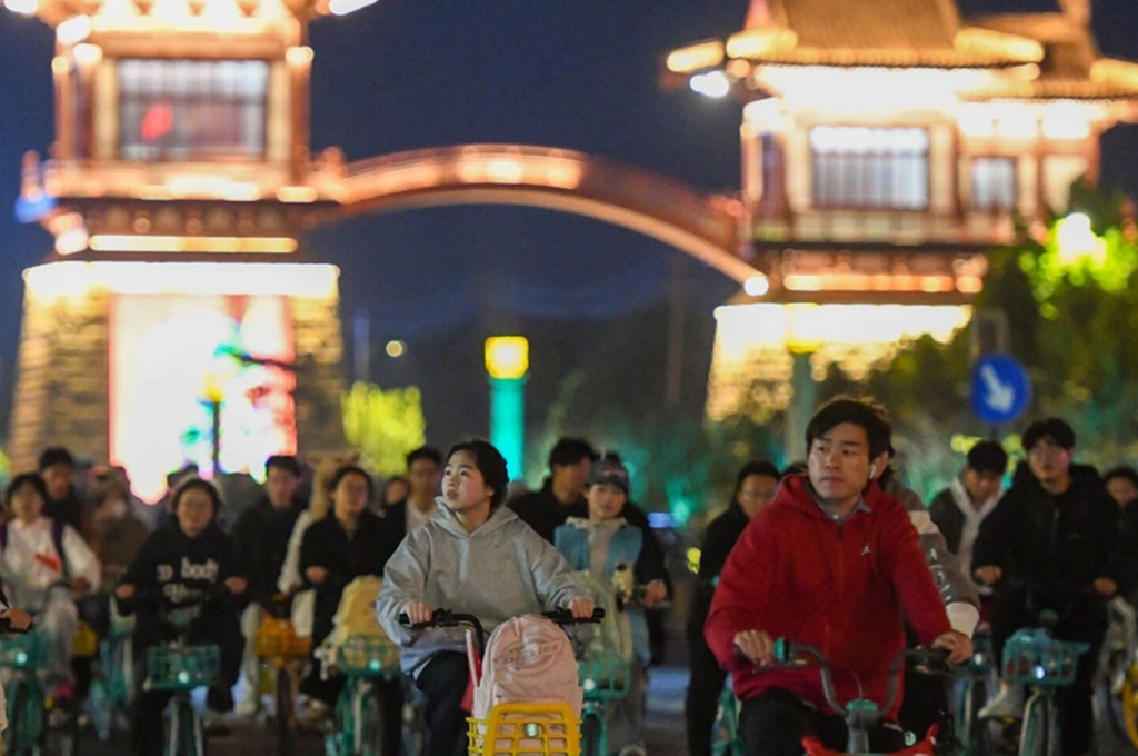 Young people in China cycle to forget unemployment in 2024