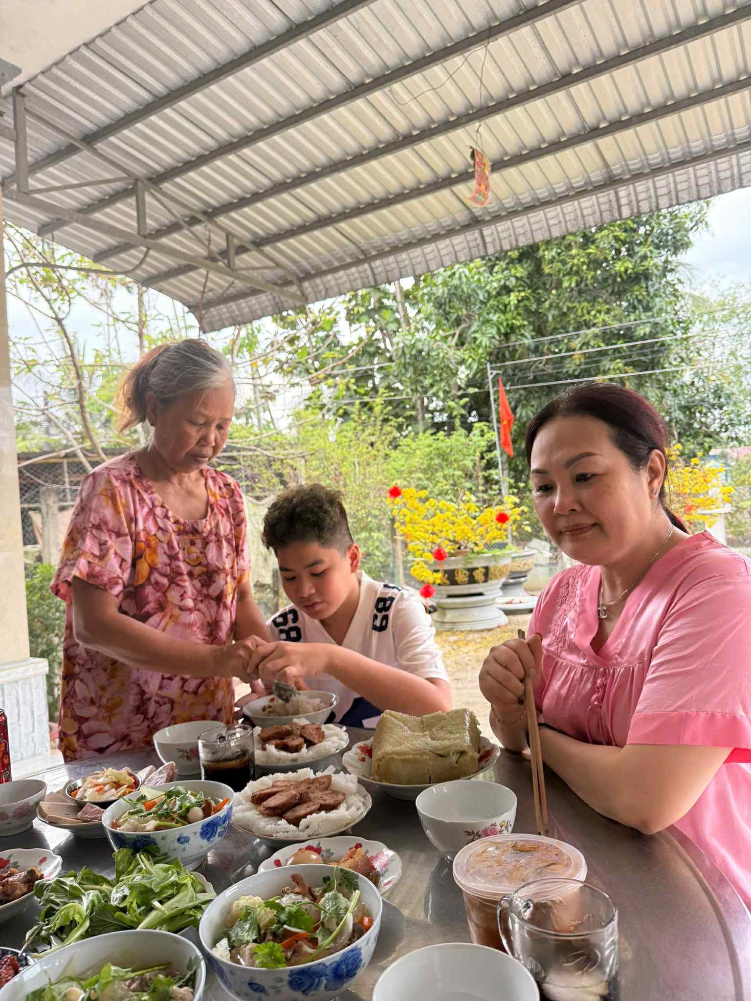 a-hanoi-boy-and-his-mom-biked-1000-km 