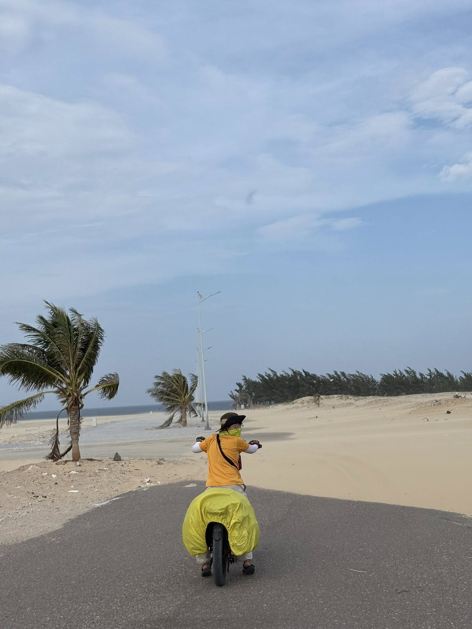 a-hanoi-boy-and-his-mom-biked-1000-km